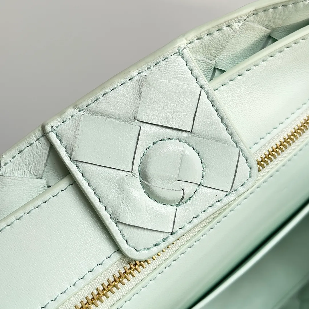 The 2023 new Andiamo batch of 1860 BV has been shipped‼ ️Really popular🔥The new Andiamo woven handbag launched by Bottega Veneta this season is really popular all over the world! ! Celebrities at home and abroad have worn it, and Oscar-winning actress Michelle Yeoh has taken it out on the street. Song Jia, Trai Yara, Yu Feihong, Sanji Ayaka, Rosie Hunting-Whiteley, Yoshioka Riho, etc. have all picked up this bag. It is classic and versatile, showing off its temperament, and the bag capacity is also large, which is very convenient for daily commuting! ! A variety of carrying methods, the shoulder straps can be adjusted by yourself, the original lambskin feels soft and delicate, and the neutral style is made to break gender boundaries and bring a more practical and longer-lasting use experience. Andiamo, which has both elegant and casual styles, perfectly interprets the true appearance of "fashionable old money style". Style number: 743568 Size: 25*22*10.5cm